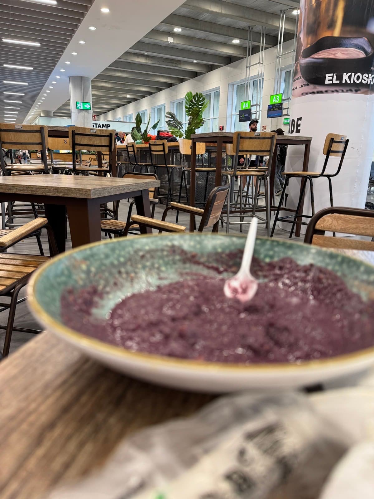 Miska PUDINGu w restauracyjnym kontekście