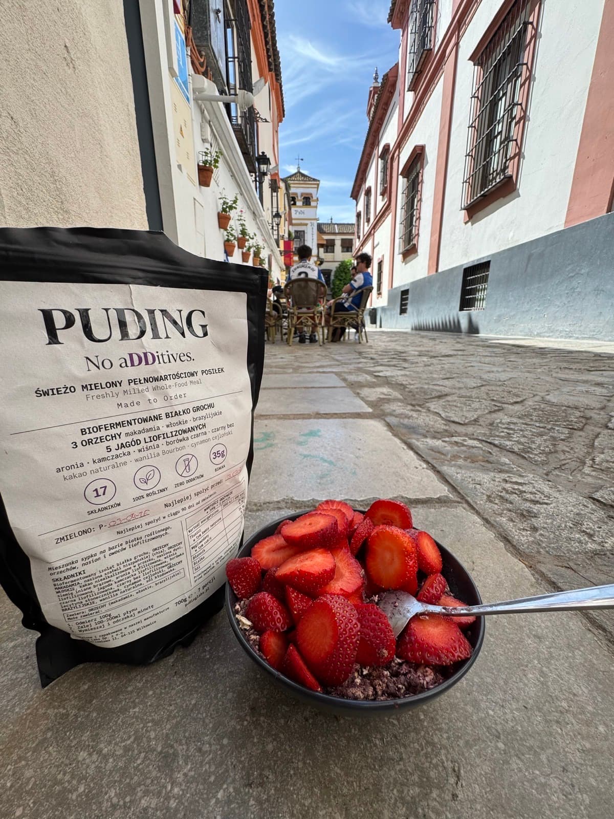 PUDING i miska z truskawkami na uliczce w Sewilli
