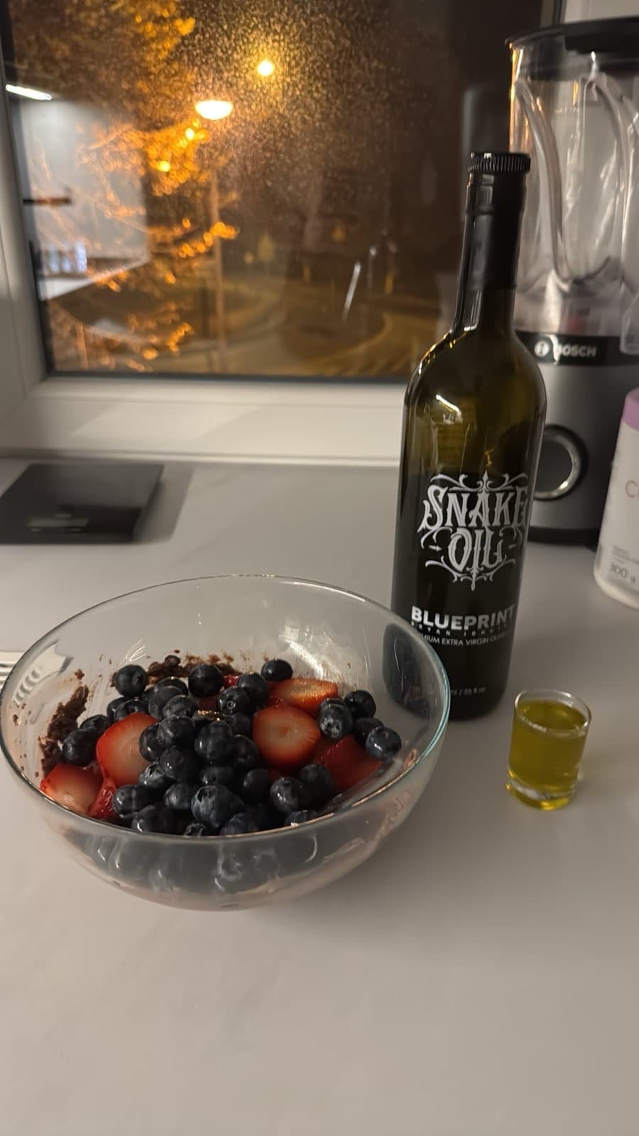 PUDING obok butelki Blueprint Snake Oil Bryana Johnsona